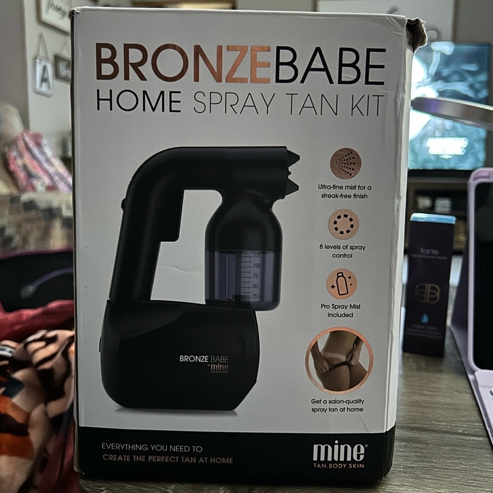 NEW IN BOX - MineTan Bronze Babe Home Spray Tan Kit - Pink Sprayer